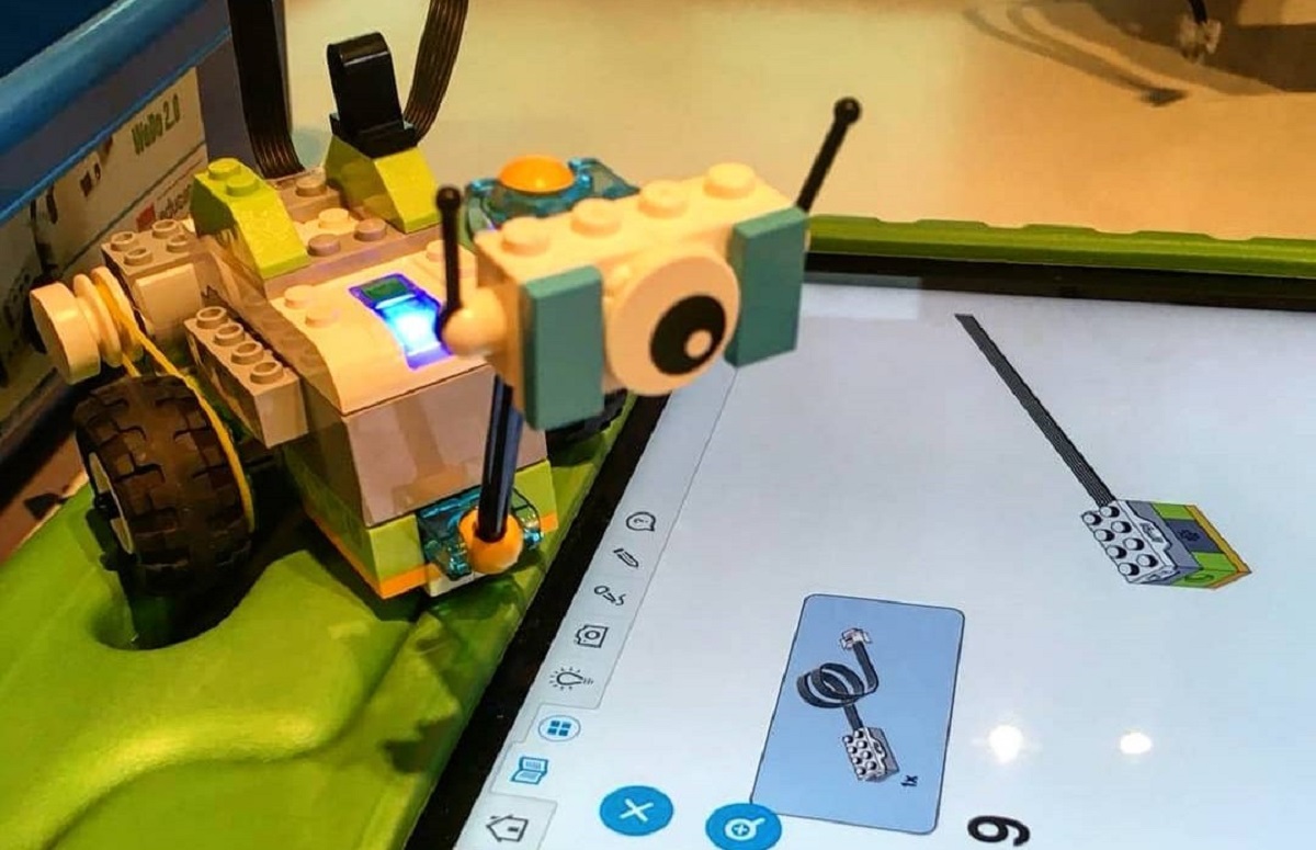 So ein Roboter kann ganz einfach aus LEGO gebaut werden. (Foto: Jugend- und Kulturzentrum Zweite Heimat)