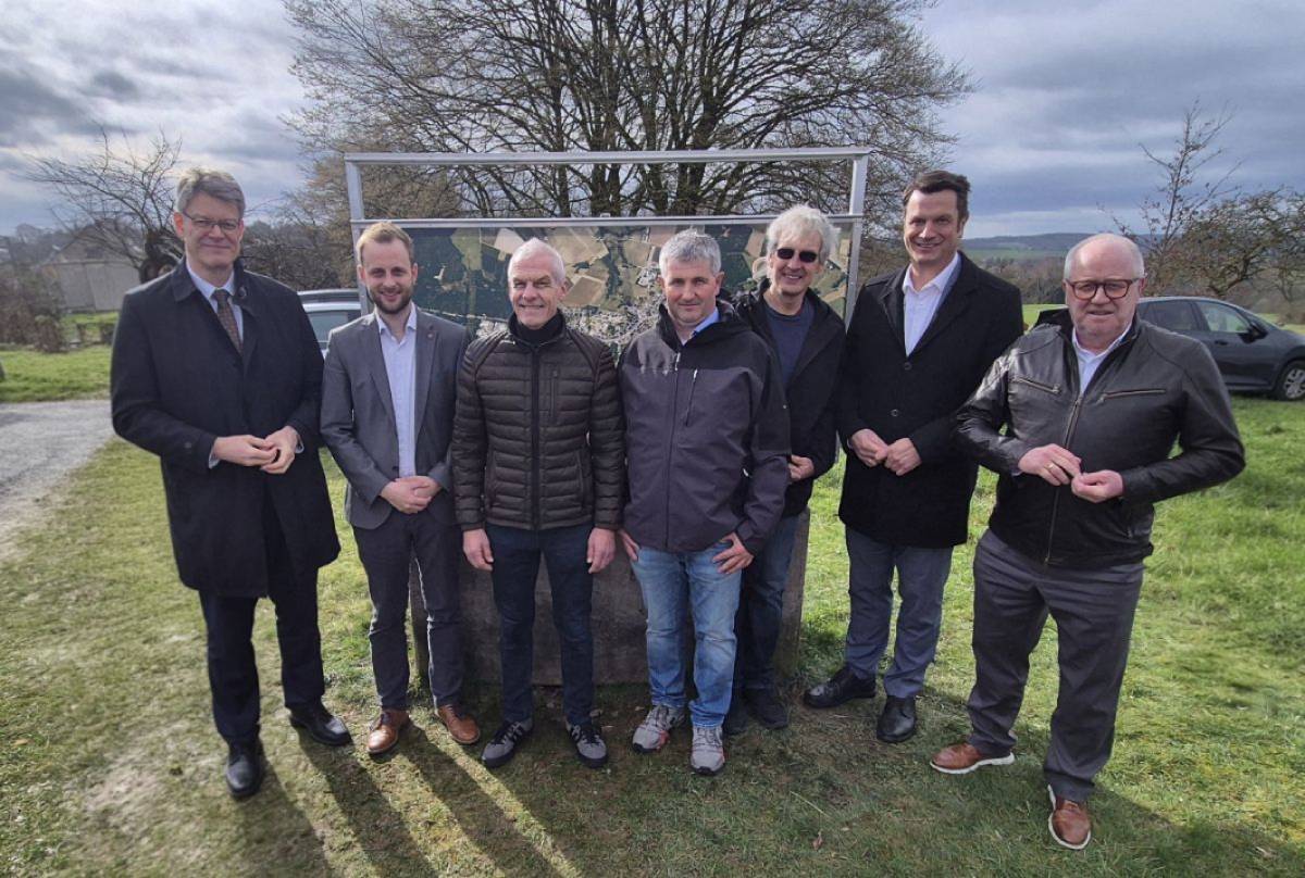 Ortstermin bei Werkhausen-Leingen: Bundesverkehrsminister Patrick Schnieder (links) lie� sich �ber die geplanten B-8-Umgehungen informieren. (Foto: vh)