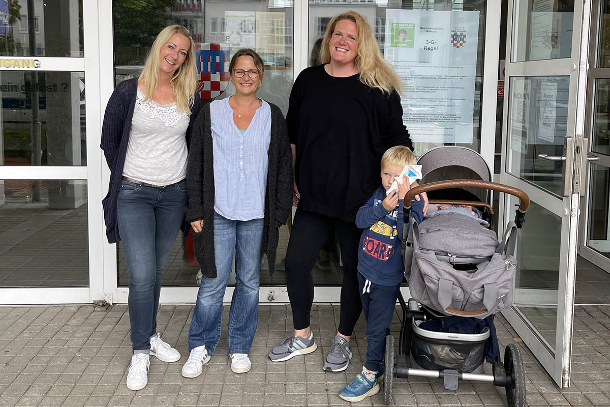 Von links: Jessika Vo (Fachdienst Soziales und Asyl), Nadine Batzella (Fachdienstleiterin Soziales und Asyl) und Laura Solzbacher (Vorsitzende von Hauptsache Familie  Bndnis fr Bad Honnef e. V.)
