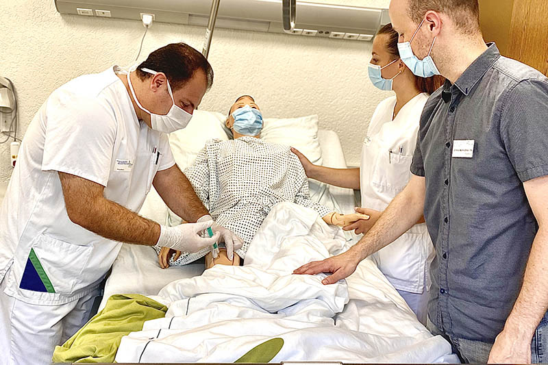 Auszubildende in der Lernwerkstatt mit ihrem Praxisanleiter Christian Martini-Emden. Foto: privat