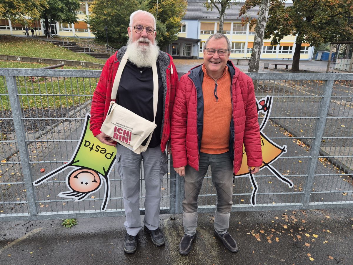 Bert Wirges und Georg W. Kpper (rechts) organisieren auch fr die Pestalozzi-Grundschule in Altenkirchen den Einsatz der ehrenamtlichen Buchstabensalat-Krfte. (Foto: vh)