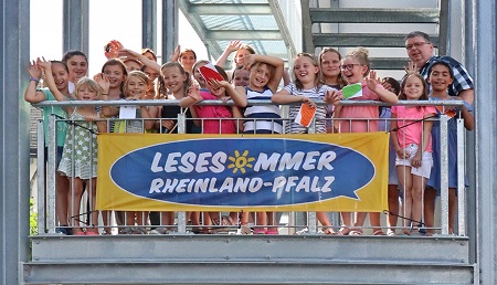 Viele Kinder und Jugendliche nahmen das Bcherangebot des Lesesommers in Selters wahr. (Foto: Stadt Selters)