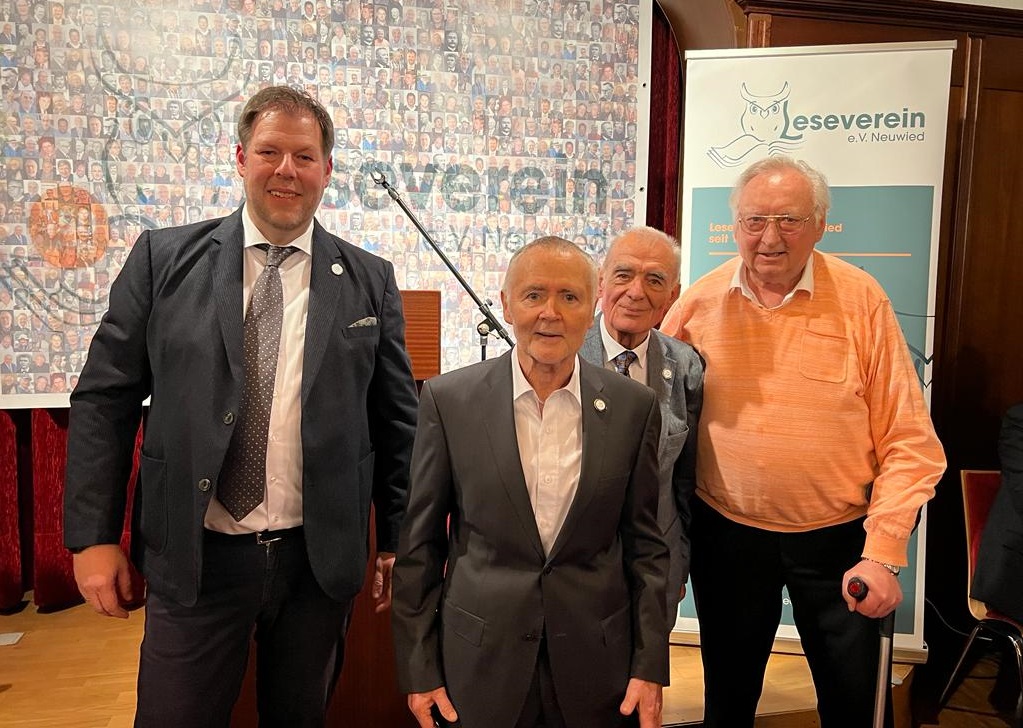 von links: Thorsten Dreistein-Faustmann (Vorsitzender Leseverein),  Dr. Jrg Groth (Ehrenmitglied), Helmut Bach (Ehrenmitglied), Dieter Rollepatz (Ehrenvorsitzender) (Fotos: Maik Linn)
