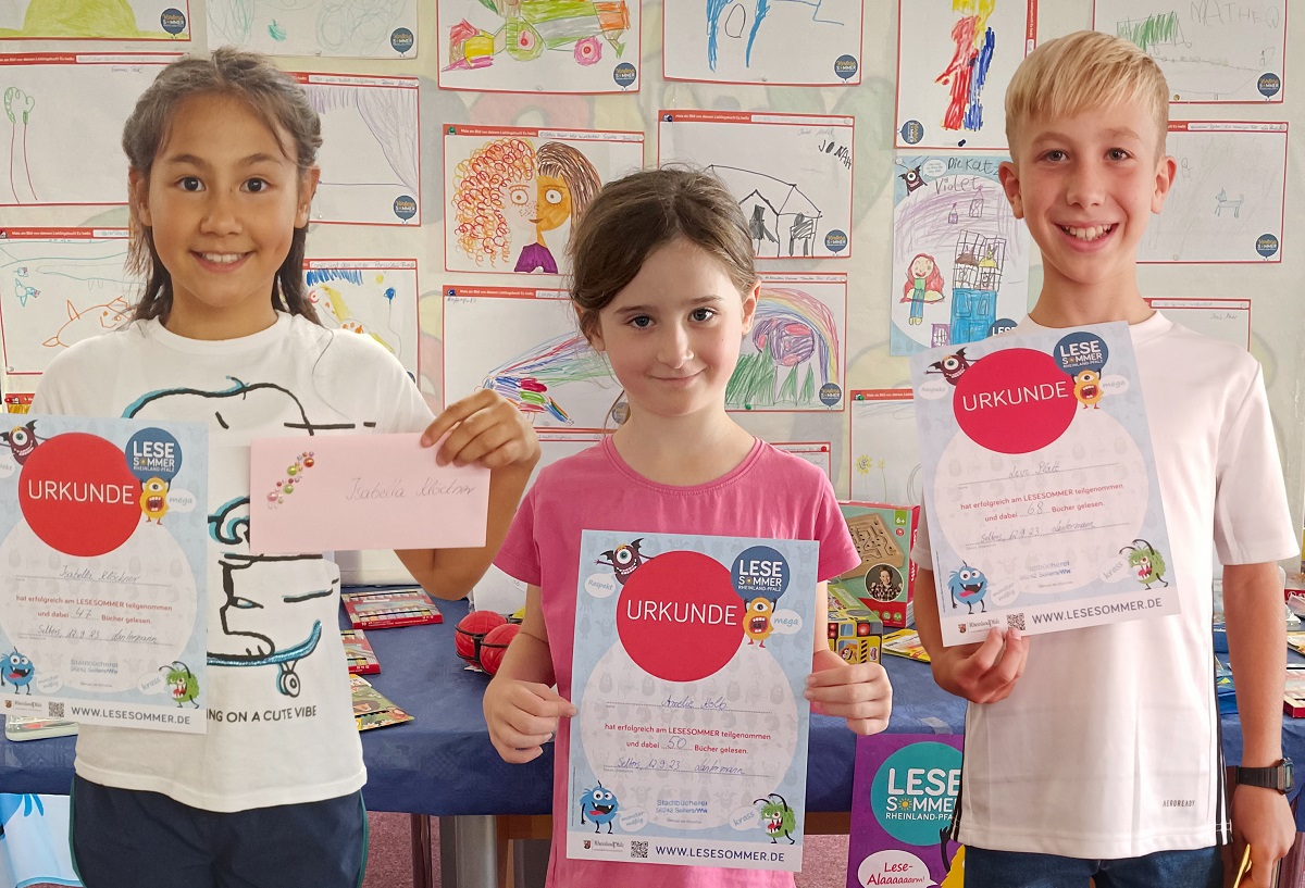Die Kinder mit den meistgelesenen Bchern von links: Isabelle Klckner (3. Platz), Amelie Kolb (2. Platz) und Levi Platt (1. Platz) (Foto: Stadt Selters)
