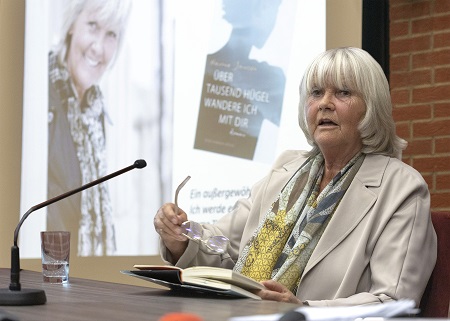 Hanna Jansen liest aus ihrem mehrfach ausgezeichneten Roman. (Foto: Rder-Moldenhauer)