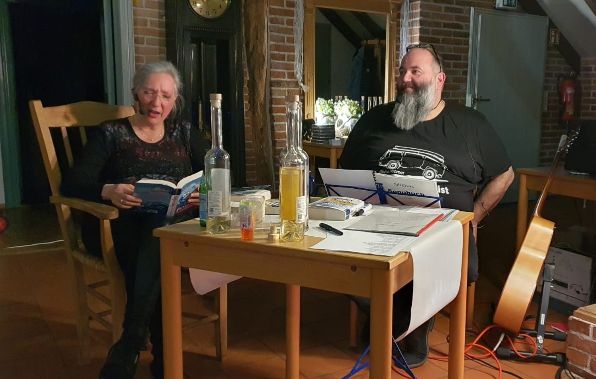 Nan Lnard und Micha Krmer lesen am 13. Mai im Prisma Gesundheitszentrum in Grnebach. (Foto: Micha Krmer) 