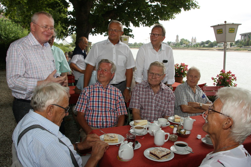 Vorsitzender Reiner Kilgen, Landrat Achim Hallerbach und MdB Erwin Rddel hatten viel Freude beim Sommerfest der Senioren Union Neuwied (von links). Foto: Privat
