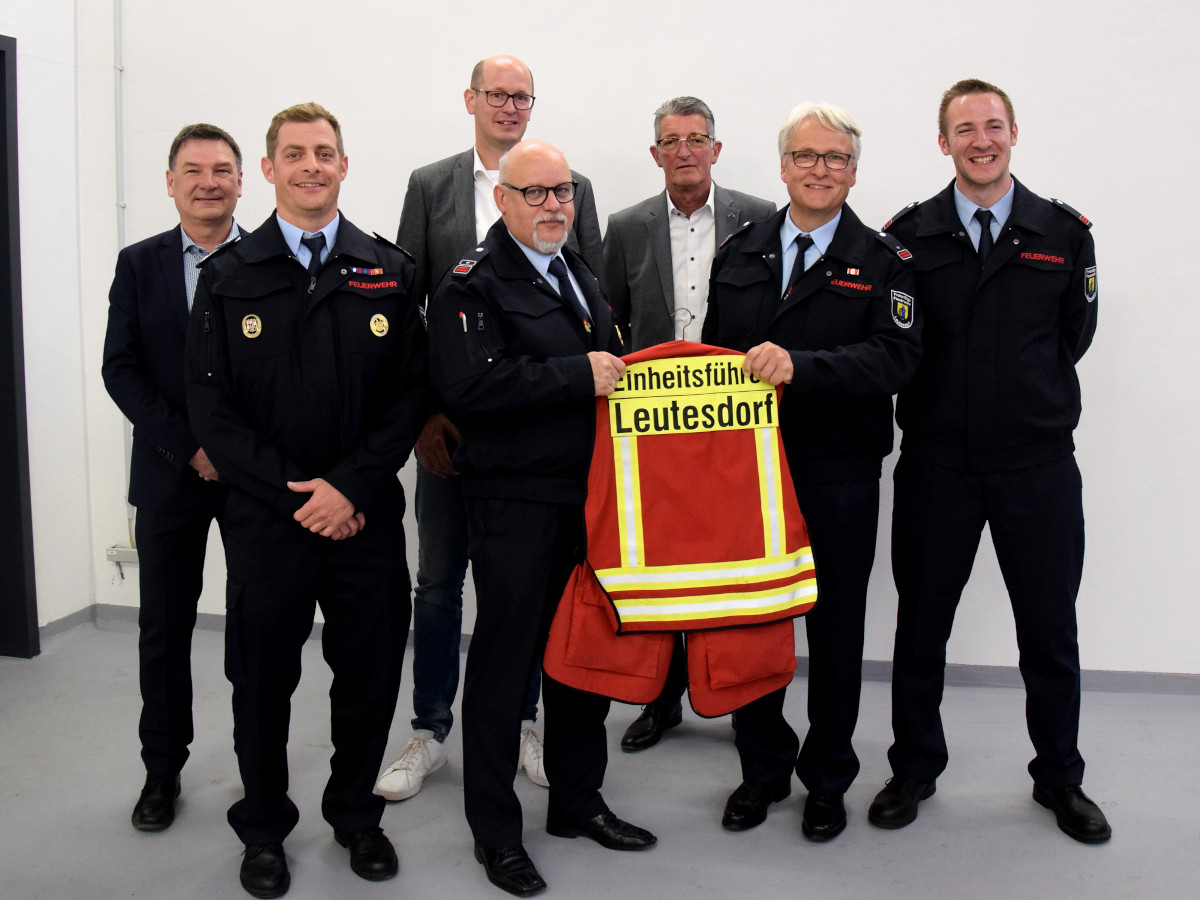 Uwe Reisdorf bergibt symbolisch die Weste des Einheitsfhrers Leutesdorf an Michael Winkens. (Foto: M.Lemgen)