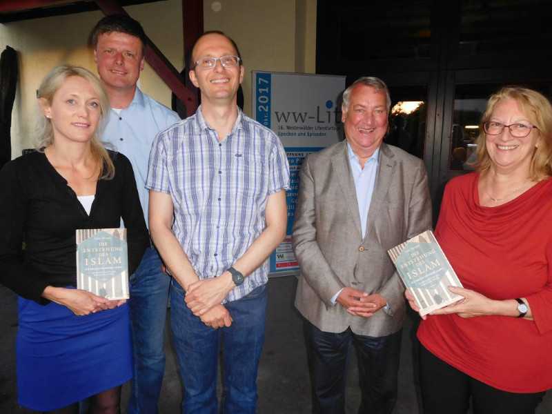 Prof. Dr. Lutz Berger, 3. v. links, Maria Bastian-Erll und Ulrich Schmalz, sowie das Gastgeber- Ehepaar Katharina und Georg Mohr, vom Weinhaus Mohr. Foto: Privat