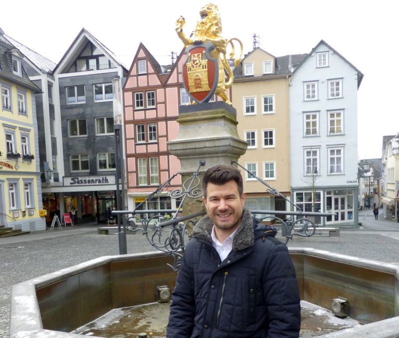 Stadtbrgermeister Stefan Leukel bemht sich tatkrftig dem Wappentier der Stadt Hachenburg  dem goldenen Saynschen Lwen - neuen Glanz zu verleihen. Hachenburg ist und soll eine attraktive Einkaufsstadt bleiben und auch in Zukunft weiter entwickelt werden. Foto: Reinhard Panthel