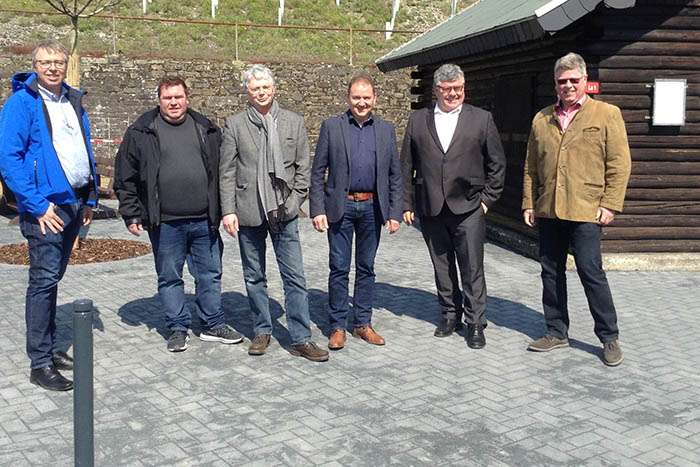 Bauamtsleiter Achim Braasch, Martin Emmerich (als Vertreter des VVV und der Schtzen), Beauftragter Reiner W Schmitz, Ortsbrgermeister Volker Berg, Kreisbeigeordneter Michael Mahlert und Gotthard Emmerich als Vertreter der Weinsteigwinzer. Foto: privat