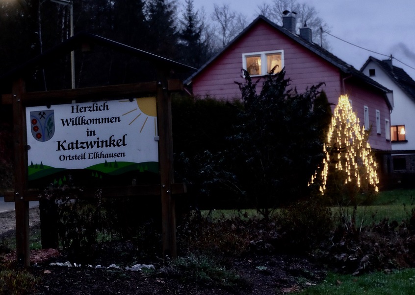 Lichtbringende Weihnachtsbume in Katzwinkel und Elkhausen