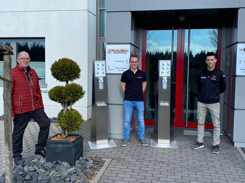 Unter Wahrung der notwendigen Abstnde zeigten MdL Wschenbach, Florian Evangelista, Florian Evangelista  und Daniel Stahl das neue Produkt im Gewerbepark am Siegerlandflughafen in Liebenscheid. (Foto: 