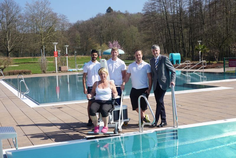 V.l.n.r.: Ahmad Sarour, Judith Imeri (sitzend), Jens Gottschalk, Alexander Schmidt, 
Brgermeister Klaus Mller. Foto: privat
