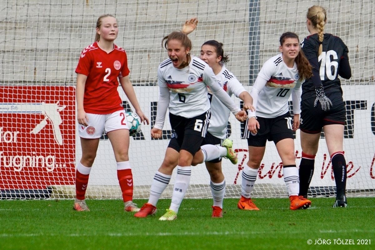 Lilith Schmidt Torschtzin der U-16 beim 2:1 Erfolg gegen Dnemark. (Foto: Jrg Tlzel)