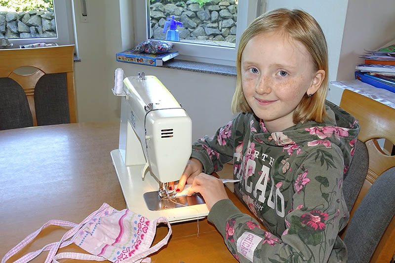 Die Jngste im Kreise der Maskennherinnen ist die erst 10-jhrige Lilith Held aus Hellenhahn-Schellenberg. Foto: Willi Simon