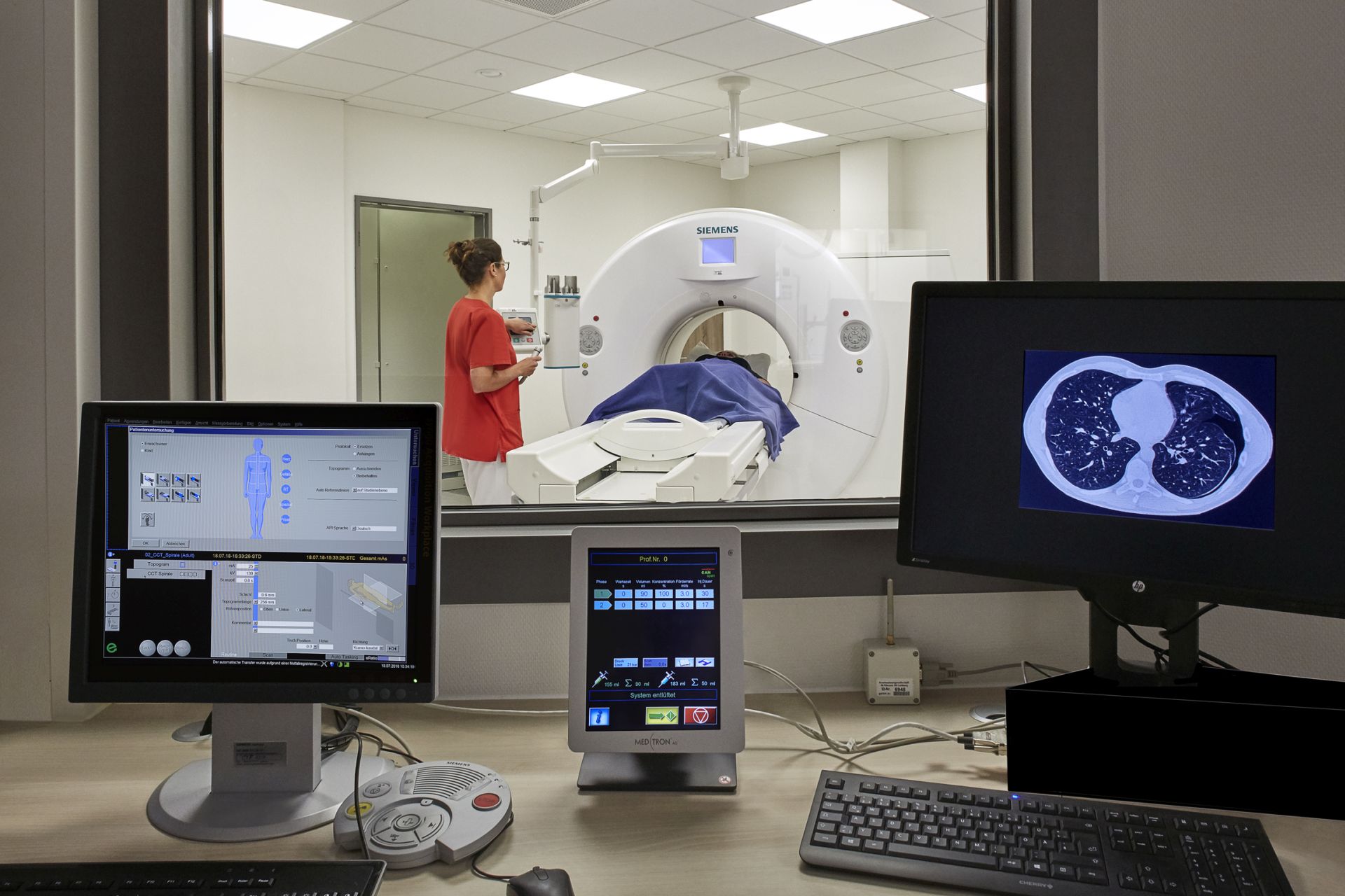Die im neuen Talbau der Klinik neu etablierte radiologische Diagnostik kommt nicht nur den in diesem Gebude beheimateten Abteilungen, sondern auch der Kardiologie zugute. Foto: St. Vincenz-Klinik
