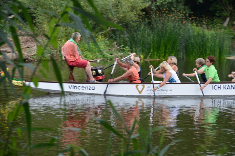 Wer will mit Vincenza in See stechen? Das Drachenboot des Brustzentrums St. Vincenz wird jeden Donnerstag  beim Kanu-Club Limburg zum sog. Pinkpaddeln zu Wasser gelassen. Das Team sucht sowohl einen TrainerIn, als auch Menschen, die Spa an der Bewegung haben und einfach mitpaddeln wollen. Foto: Privat