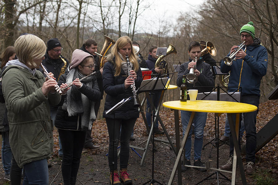 Die Limbacher Dorfmusikanten spielen Weihnachtslieder. Fotos: Helmi Tischler-Venter