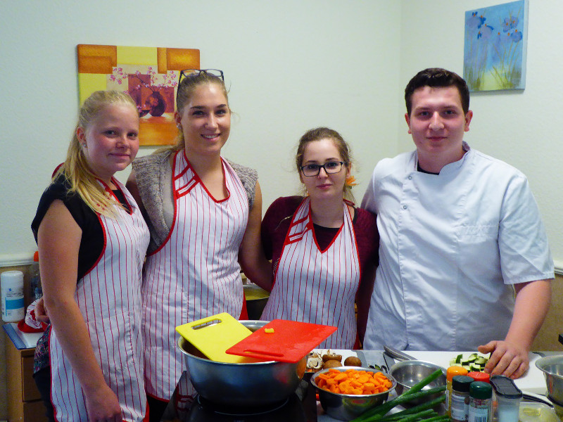 Die Schler Laura Kster, Aylin zer, Vivien Mathey und Ozhomal Srailov in Aktion. Foto: Privat