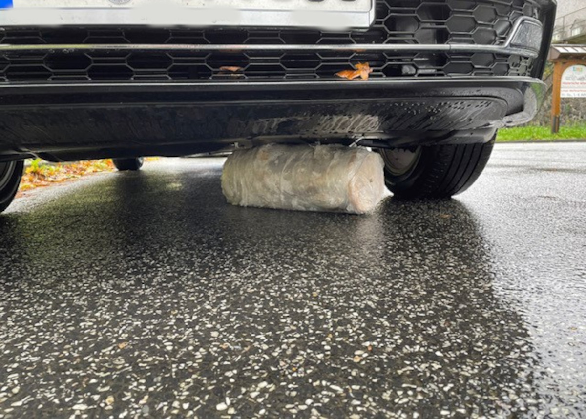 Ihren nchsten Dner hatte die Autofahrerin sich bestimmt anders vorgestellt. (Foto: Polizei Linz / Rhein)