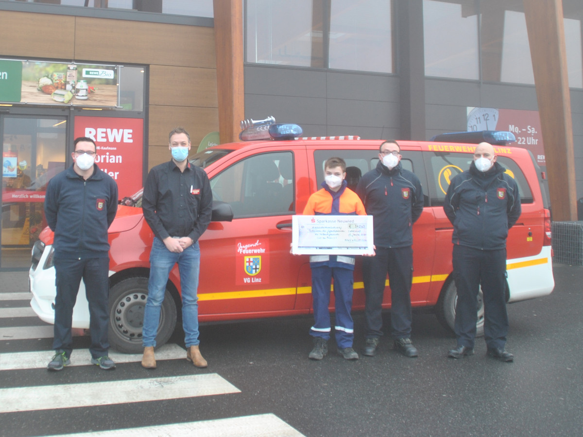 Eine Abordnung der Jugendfeuerwehr nahm den Scheck entgegen. (Foto: Kreisjugendfeuerwehrverband Neuwied)