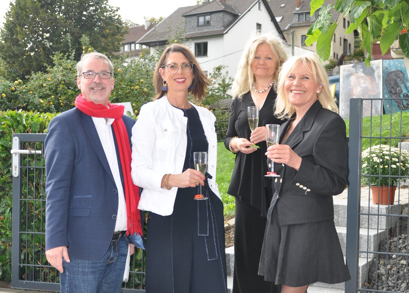 Landtagsabgeordneter Sven Lefkowitz mit den Knstlerinnen Iris Sofia Birrenbach, Ditha Rechert und Edith Kaufmann. Foto: Wahlkreisbro Lefkowitz
