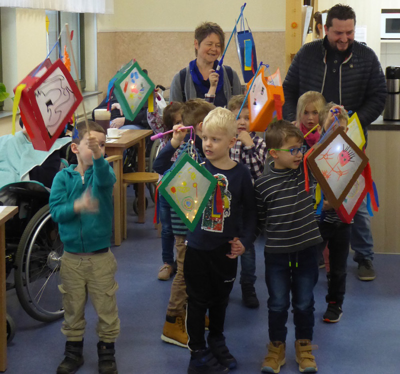 Die Kindergarten-Kinder haben den Linzer Senioren mit ihren Laternen eine groe Freude gemacht. Foto: Privat