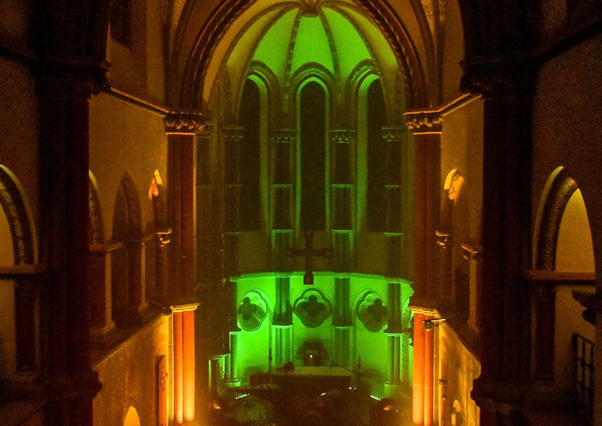 Effektscheinwerfer, LED-Strahler und Nebelscheinwerfer setzten den Innenraum der Kirche in Szene. (Fotos: sol)