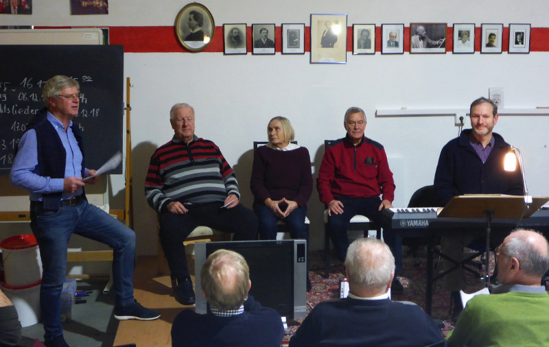 Die Jubilare des Linzer Mnnergesangvereins bei der Ansprache des zweiten Vorsitzenden. Von links: Hans Schmitt, Norbert und Annemarie Klein, Peter Bouillon, Dirigent Axel E. Hoffmann. Foto: Roland Thees