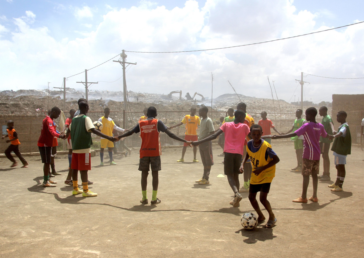 Ein Ball kann auch im Slum helfen, die Welt zu verndern. (Foto: Tom Rbenach)