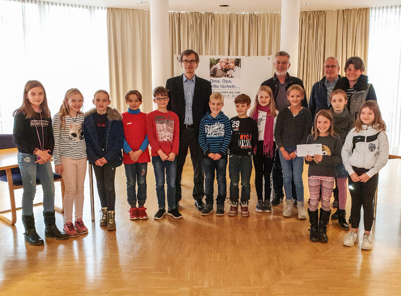 Lars Homscheid und die Klasse 4a der Grundschule St. Katharinen freuten sich gemeinsam mit den offiziellen Gsten ber das Ergebnis des Fotowettbewerbs.  Foto: Seniorenbro