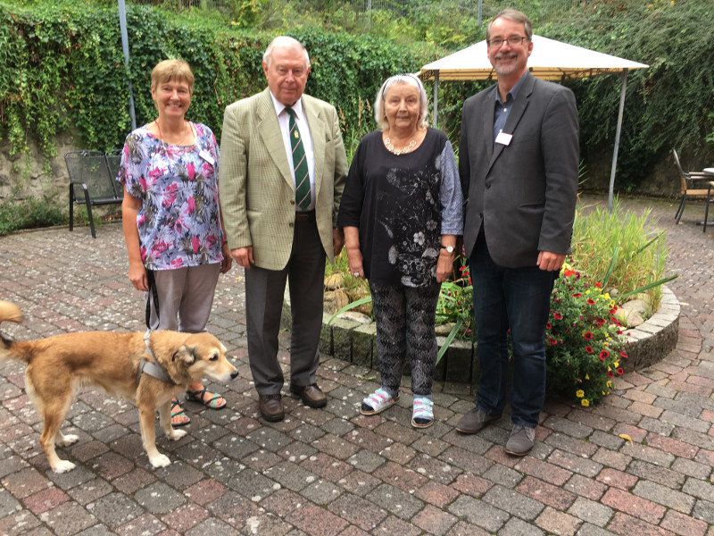 Die stellvertretende Einrichtungsleitung Christa Frmbgen, Gutachter Wolfgang Bendig, Christa Henseler 1.Vorsitzende des Bewohnerbeirates der Senioren-Residenz Sankt Antonius und Einrichtungsleiter Sven Lefkowitz, nach der erfolgreichen Begutachtung. Einrichtungshund Astra wollte natrlich auch mit auf das Foto. Foto: Privat
