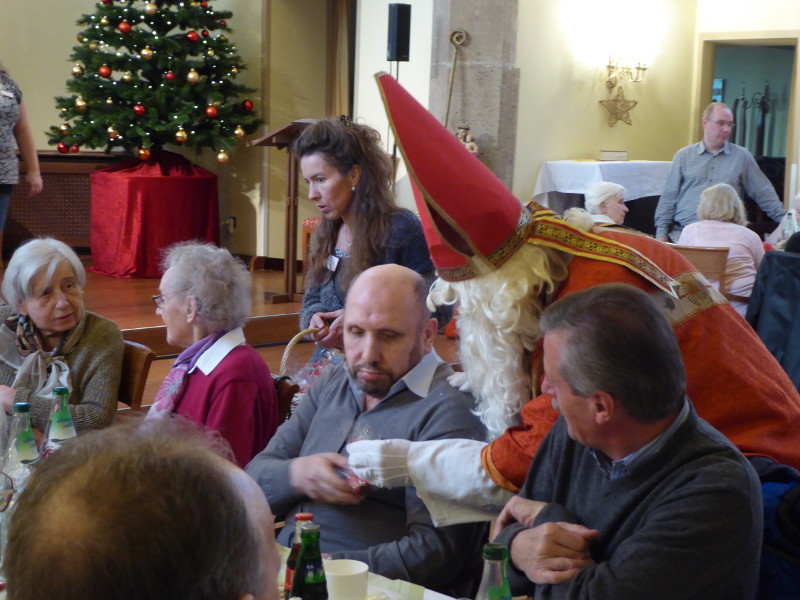 Der Niklaus verteilte freigiebig Sigkeiten an die Bewohner der Senioren-Residenz Sankt Antonius. Foto: Privat
