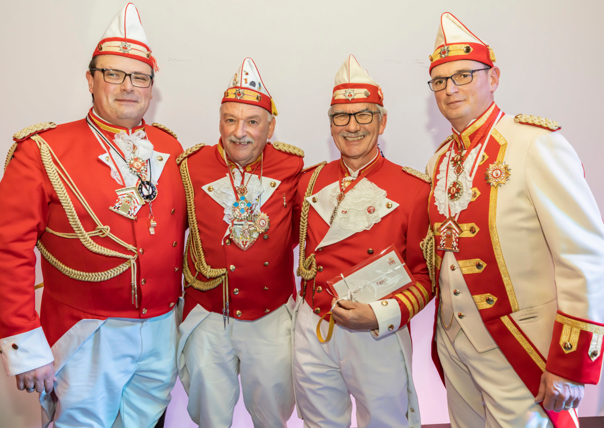 Von links: Adjutant Michael Degen, Ehrenkommandant Siggi Bndgen, Ferdi Ehrenberg, Kommandant Markus Paffhausen. (Foto: CREATIV PICTURE - Heinz-Werner Lamberz)