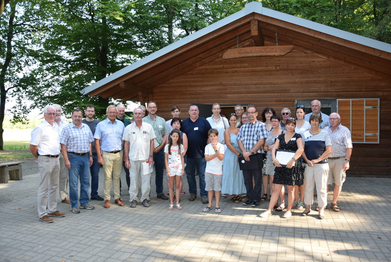 Die Landesjury startete an der Grillhtte mit Linkenbacher Brgern, Vertretern der Vereine, Vertretern der Verwaltungen, Brgermeister Volker Mendel (1.v.l.), Landrat Achim Hallerbach (5.v.l.) und Ortsbrgermeister Achim Hoffmann (9.v.r.). Fotos: KV Neuwied