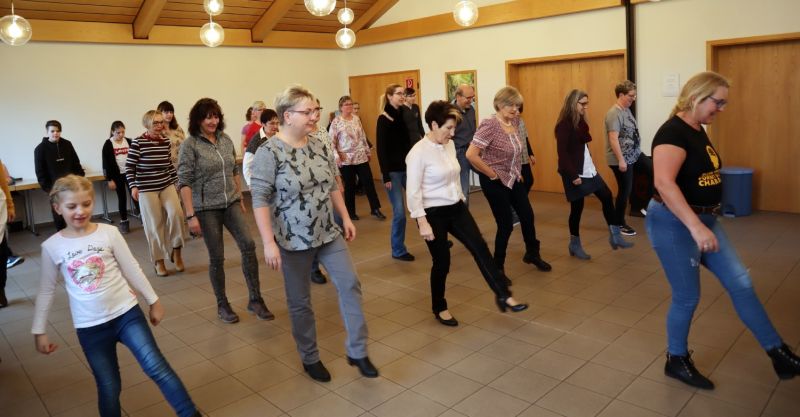 Schwungvoller Line Dance in Kirburg