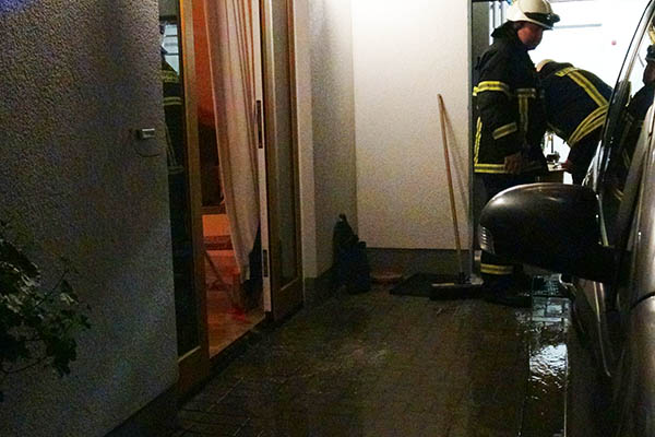 Mit Wasserschieber und Nasssauger wurde die Wohnung in Linkenbach trocken gelegt. Foto: Feuerwehr VG Puderbach