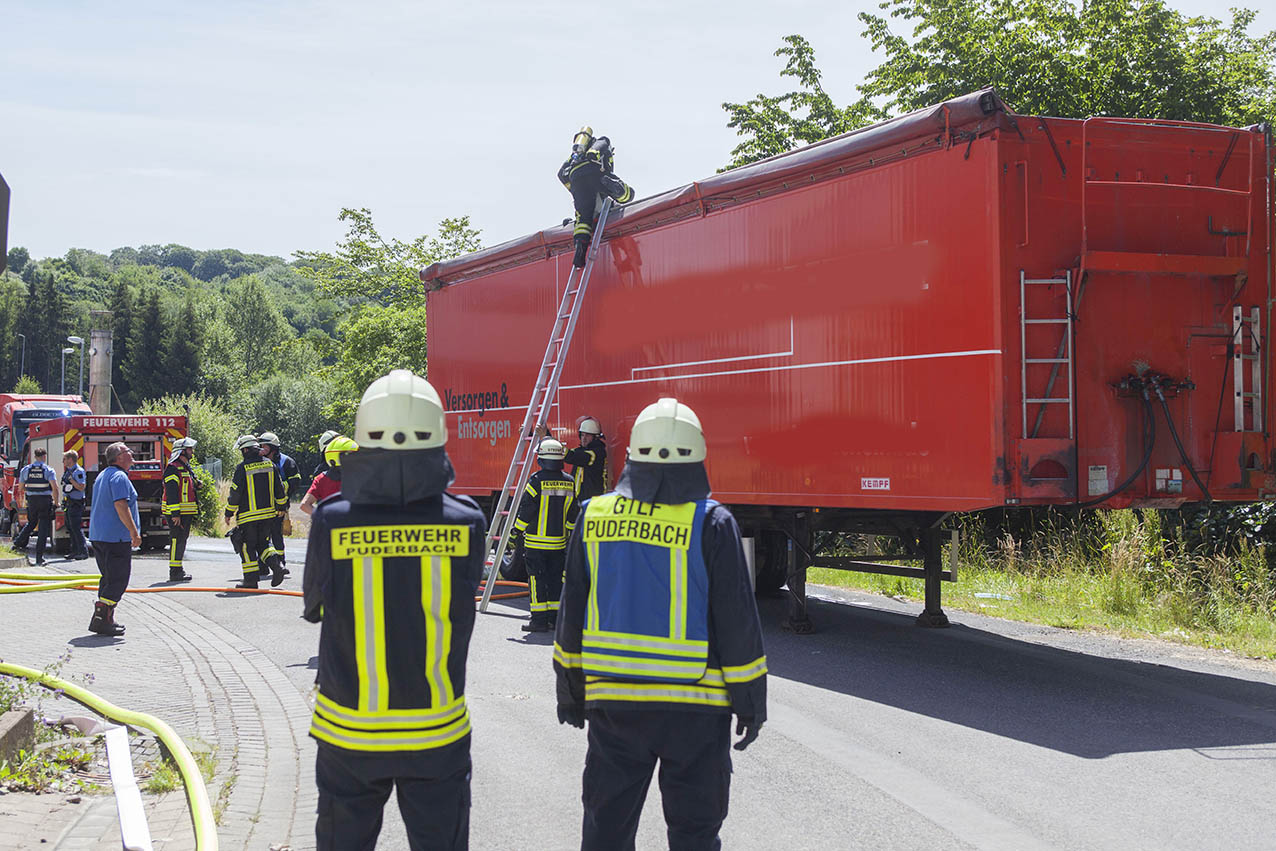 LKW-Auflieger mit Mll gert auf Deponie Linkenbach in Brand