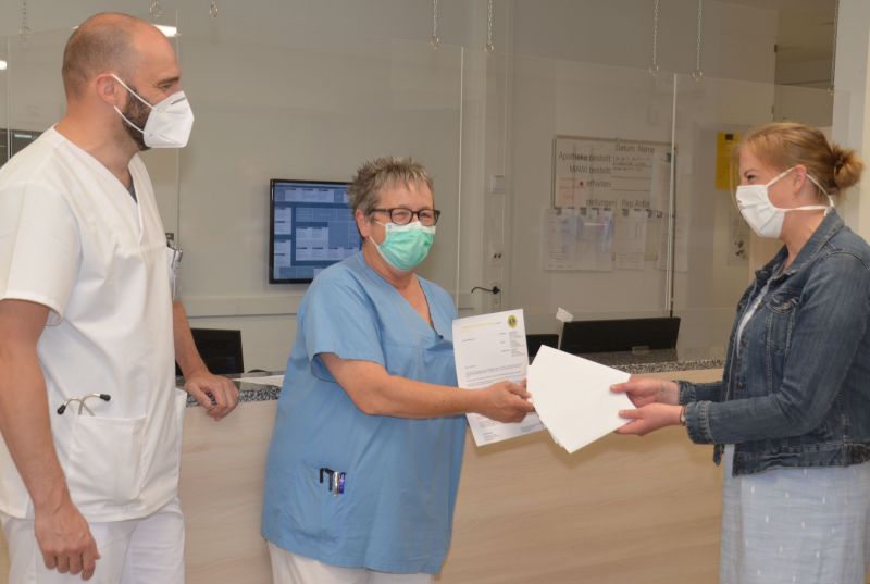 Frederike Hackenbroch von der PR-Abteilung hatte die Ehre, die insgesamt 115 Gutscheine auf den Stationen zu verteilen. Impressionen von den bergaben auf Station U Ost, der Zentralen Notaufnahme und der Inneren Intensivstation. Foto: St. Vincenz