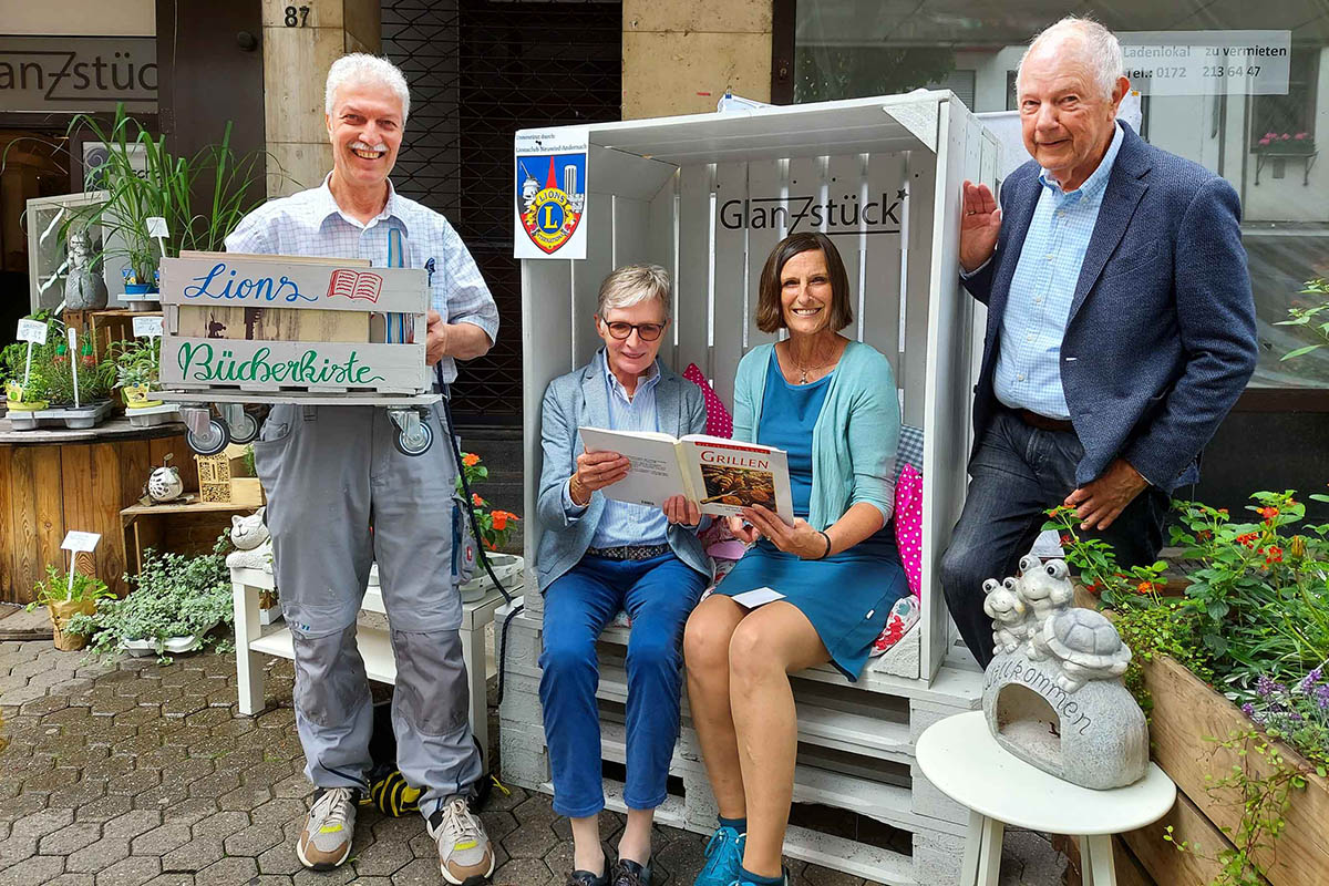 Rollende Bibliotheken: Die Lions-Bcherkisten ergnzen die Strandkrbe der Aktion Neuwied blht auf. Maan Al Abdullah, Elisabeth Sulzbacher, Dr. Sylvia Brathuhn und Wolfgang Sulzbacher (von links) freuen sich, dass die Idee bei den Brgerinnen und Brgern so gut ankommt. Foto: Stadt Neuwied