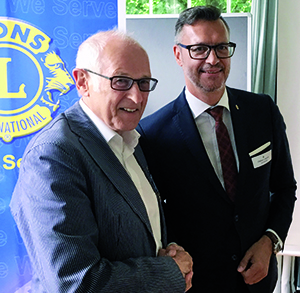 Der Betzdorfer Werner Schmitt (links), Mitglied im Lions Club Westerwald, erhielt vom deutschen District-Governor Stefan Lersen eine internationale Lionsauszeichnung fr besondere Verdienste. Foto: Lions