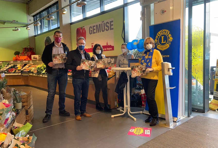 V.l.n.r.: Marktleiter Stefan Hoffmann, Bundestagsabgeordneter Erwin Rddel, Lions-Club-Mitglieder Maria Buschbaum, Elke Reuter-Becker und Barbara Tang (Foto: Lions-Club)