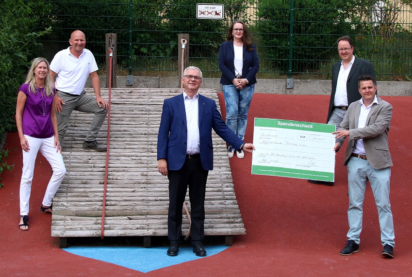 v.l.n.r.
Die Lionsmitglieder: Doris Kohlhas, Mike Bender, Georg Huf und Barbara Hombach berreichen den Scheck. ber die Spende freuen sich fr die Musikgemeinde: Michael Nassauer (2. von rechts) und  Betzdorfs Stadtbrgermeister Benjamin Geldsetzer (1. von rechts) (Foto: Lions Club)