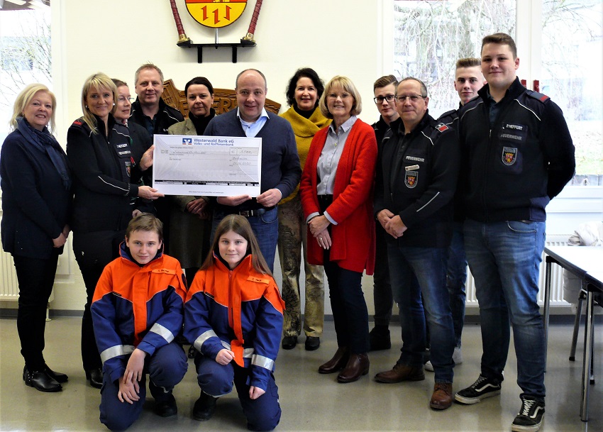 Gemeinsam stellen sich die Vertreter der Jungendfeuerwehr und die Wehrleitung mit Lions Club Prsident Maik Baum und weiteren Vorstandsmitglieder zum Erinnerungsfoto auf. (Foto: Privat)