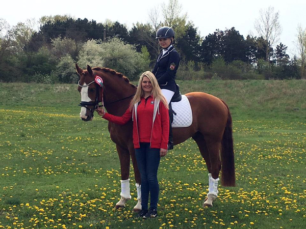 Groe Freude bei Lisa-Marie Peters und Trainerin Denise Ewenz ber die erste internationale Platzierung mit Fuchspony Toledo in Wiener Neustadt. Foto: Privat