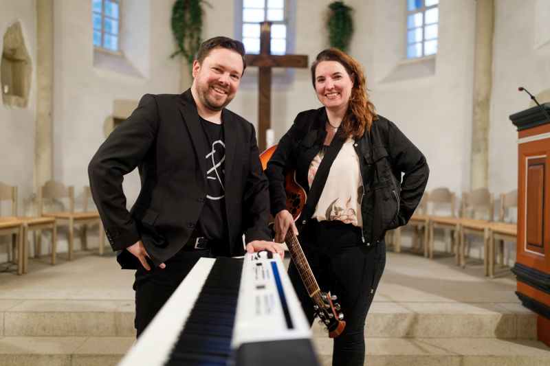 Den Himmel berhren" - unter dieses Motto stellen der Katholik Stefan Ley und die Protestantin Sabrina Wittwer die neue Gottesdienstreihe in Rckeroth. Foto: Peter Bongard
