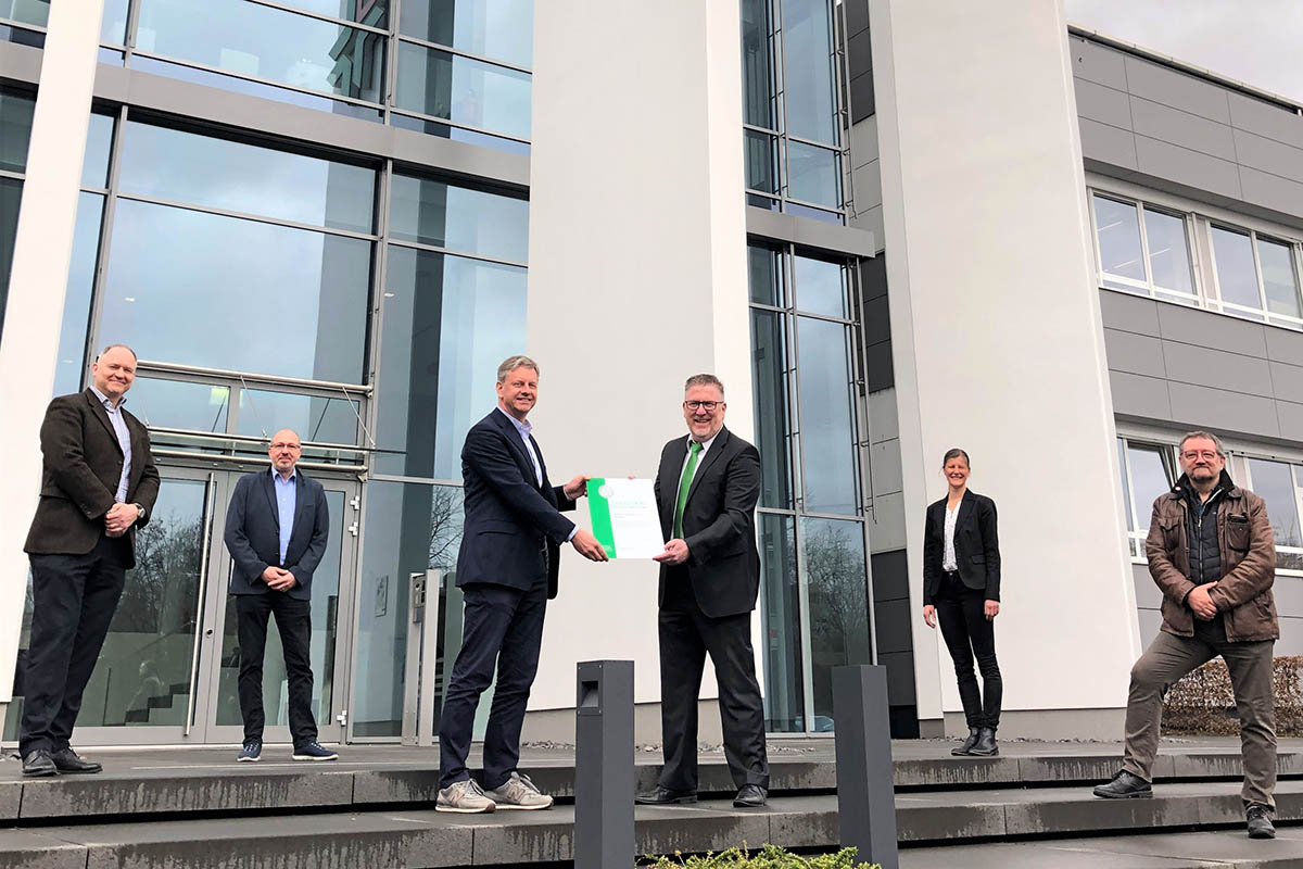Von links: Georg Goebl (Leiter Global Human Resources), Wolfgang Mank (Leiter Human Resources Support & BGM-Koordinator), Dr. Jrg Pohlman (Geschftsfhrender Gesellschafter Lohmann), Thomas Stahl (AOK-Regionalleiter), Alexandra Bock (AOK), Peter Hilbich (Betriebsrat Lohmann). Foto: privat
