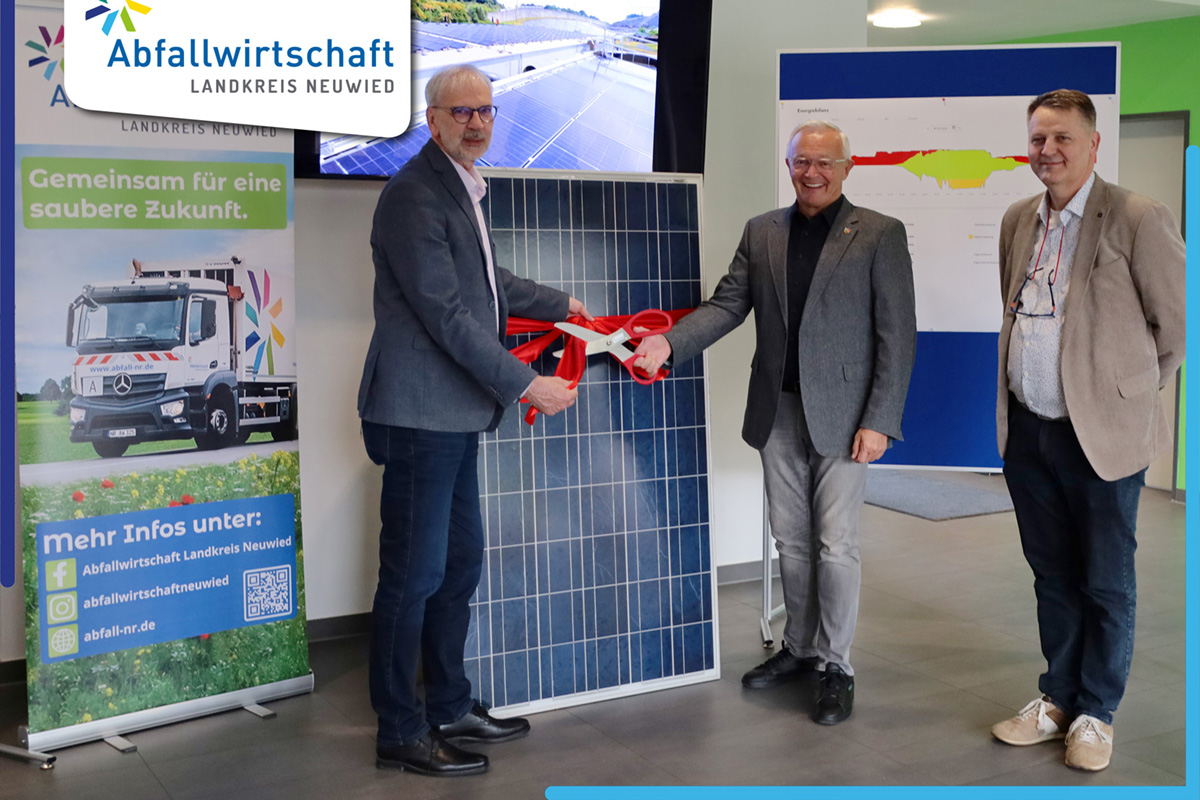 Mit dem symbolischen Banddurchschnitt haben Landrat Achim Hallerbach, der Vorstand der Abfallwirtschaft Landkreis Neuwied A�R Andreas Saal und der Vorstand der Rhein-Hunsr�ck-Entsorgung Thomas Lorenz die neue PV-Anlage am Standort Linkenbach in Betrieb genommen. Foto: Maria Lepp, Abfallwirtschaft Landkreis Neuwied
