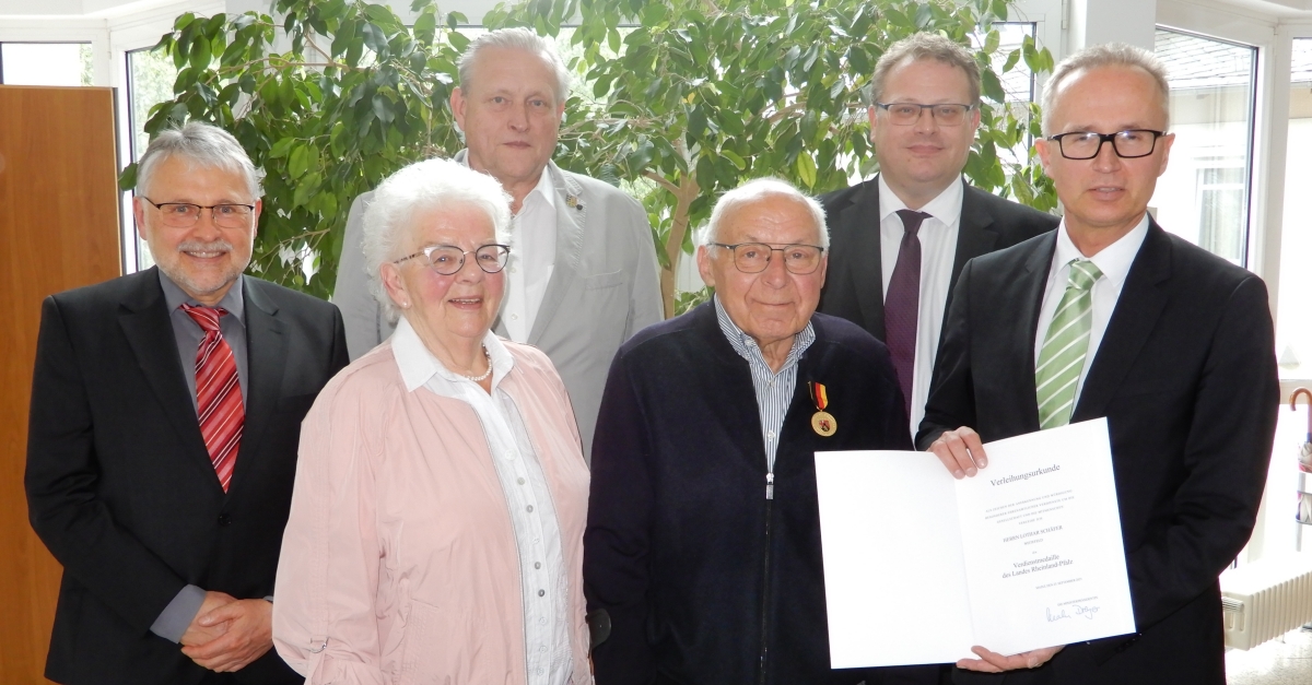 Lothar Schfer (3. von rechts), Martin Kaschny (rechts), Tobias Gerhardus (2. von rechts), Brgermeister Helmut Sthn (links) und Karl-Heinz Keler (3. von links). (Foto: privat)